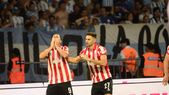 Guido Carrillo festeja el tanto del 1-1 de Estudiantes junto a Lucas Alario. Guido Carrillo festeja el tanto del 1-1 de Estudiantes junto a Lucas Alario.