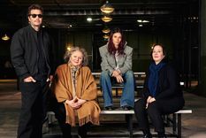 Parte del elenco con el director. / Netflix