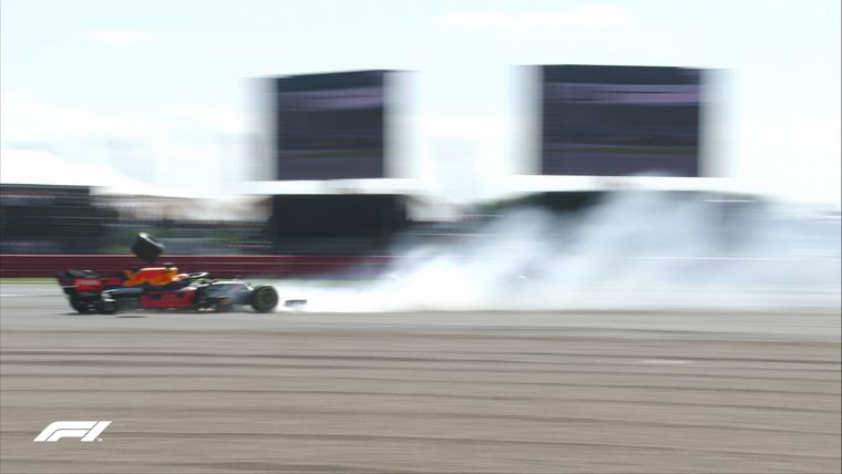 Max Verstappen a punto de impactar contra las barreras. Foto: F1