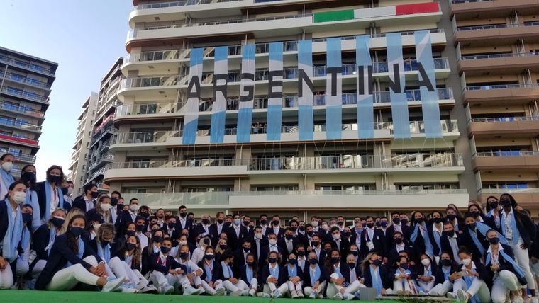 La delegación argentina en Tokio. Foto: Twitter Luis Scola