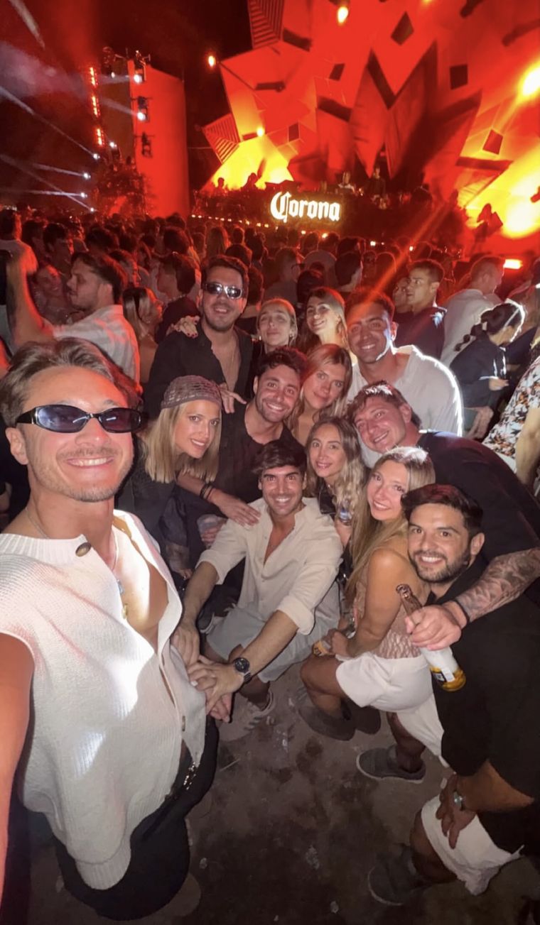 Leandro Fusari, Giuliana Panella y un grupo de amigos a pleno disfrute. Leandro Fusari, Giuliana Panella y un grupo de amigos a pleno disfrute.
