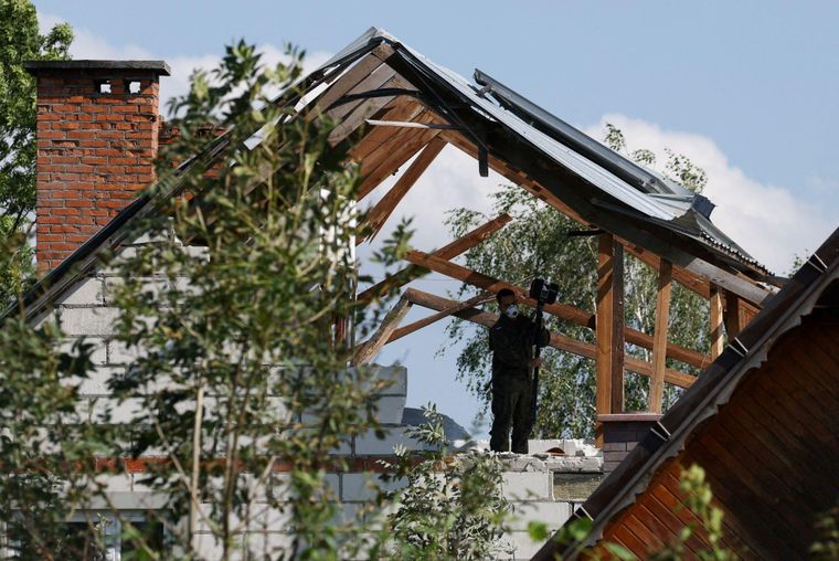 Un miembro del ejército polaco inspecciona una casa dañada, después de que drones rusos violaran el espacio aéreo de Polonia.