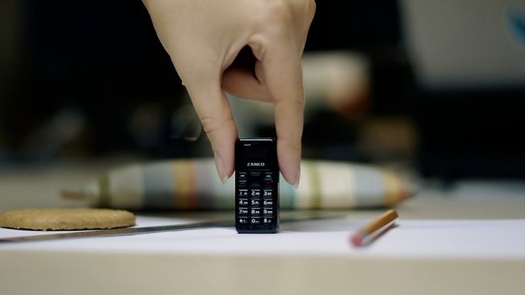 El espacio interno en los celulares modernos limita la capacidad de las baterías de alta densidad. El espacio interno en los celulares modernos limita la capacidad de las baterías de alta densidad.