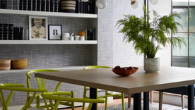 Un comedor gris y lima, uno de los ochos pares de colores que combinan bien para este tipo de espacios.. Foto: Paul Massey para Th2 Designs