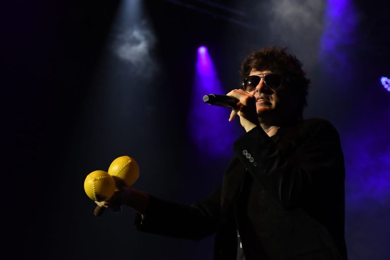 Uno de los tantos looks de Ciro en el show, todo de negro y con lentes. Foto: Juan Ignacio Blanco / MDZ.