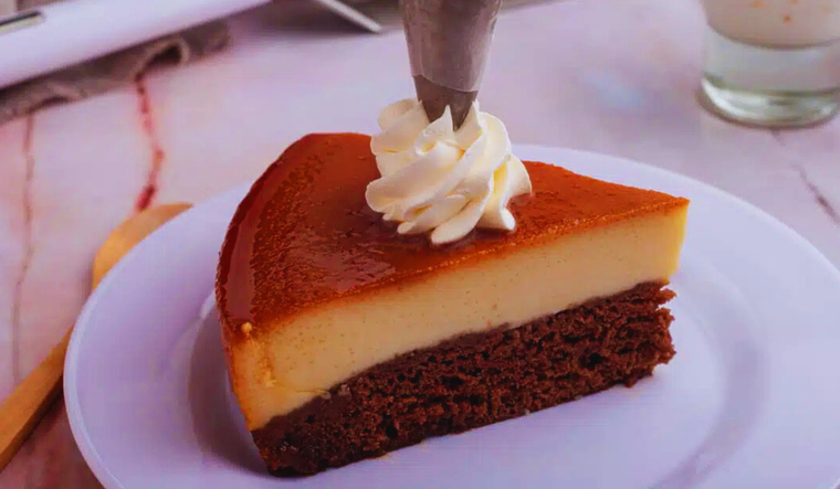 Esta receta recibe su nombre porque las capas del pastel se invierten solas durante la cocción. Esta receta recibe su nombre porque las capas del pastel se invierten solas durante la cocción.