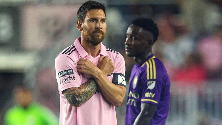 Los hombres que llevan camisas rosas hablan de su sensibilidad, amorosidad y por el otro lado una fuerza interior muy marcada, y sino pregúntenle a Messi. Foto: Noticias Argentinas.