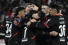 El Rojo gana, gusta, golea y clasifica a octavos casi sin despeinarse. Foto: FotoBaires