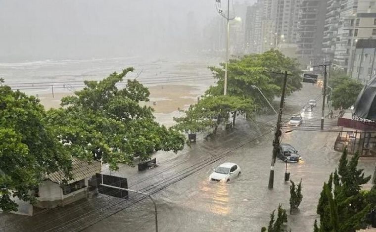 Las lluvias en Brasil inundaron los balnearios de Camboriú. Foto: Gentileza