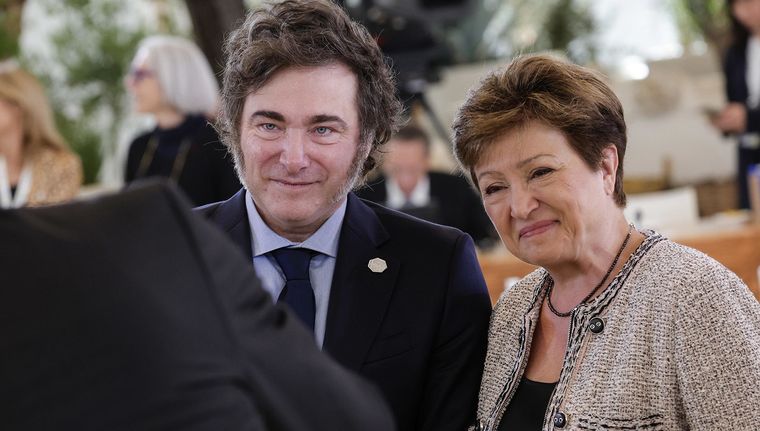 El Fondo ve con buenos ojos las reformas y el superávit, pero advierte por las reservas.