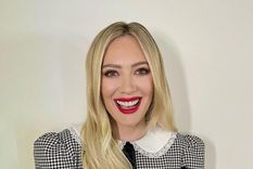 Hilary Duff y Maude Apatow se convierten en las primeras celebridades en volver a elegir el cuello bebé Foto: Instagram