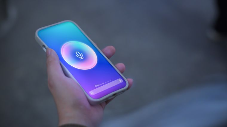 Los nuevos teléfonos de alta gama incorporan sistemas de IA avanzados para facilitar las tareas diarias de los usuarios.