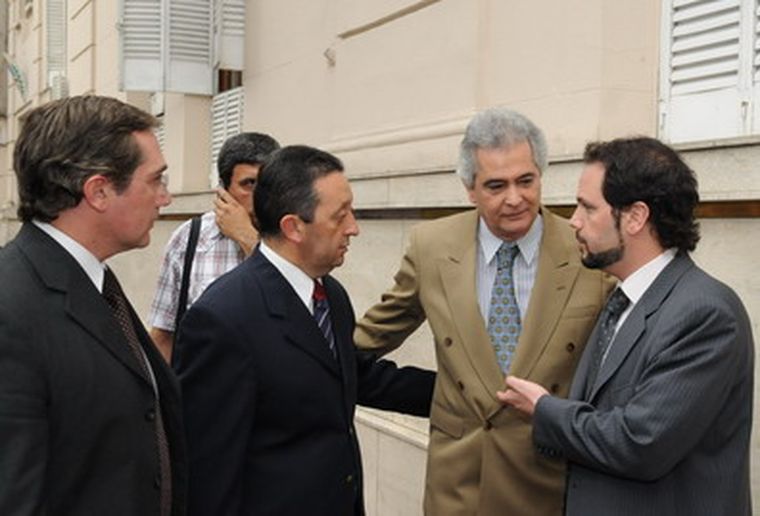 Juan Marchena (traje claro) dejó el gobierno y provocó un tembladeral político. Foto: Gerardo Gómez /MDZ