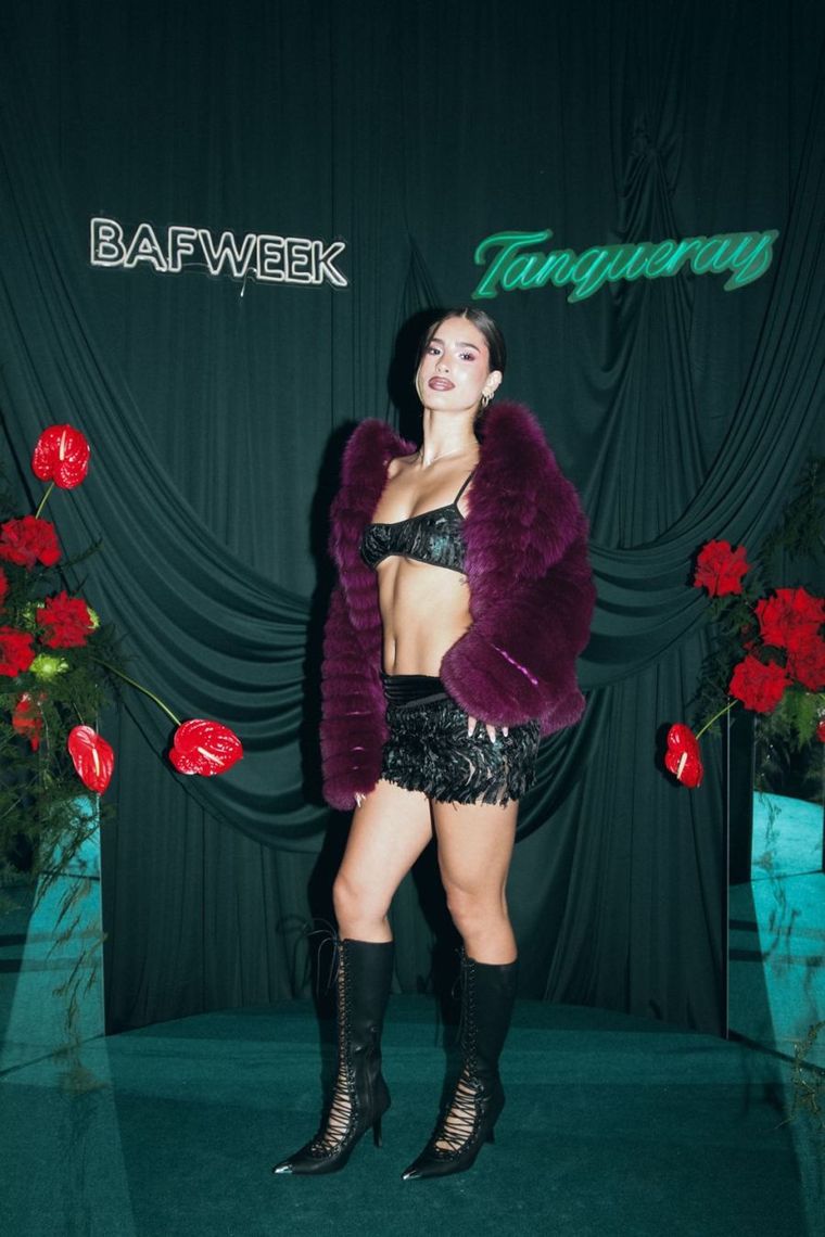 El impactante look total black de Juli Poggio con botas stiletto y tapado XL. El impactante look total black de Juli Poggio con botas stiletto y tapado XL.