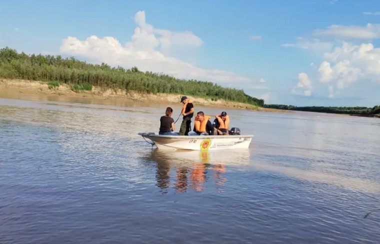 Bomberos especialistas en rescate recorren el curso de agua del Río Bermejo, a la altura del Paraje Sombrerito, buscando al pescador de 67 años. Foto: Policía de Chaco