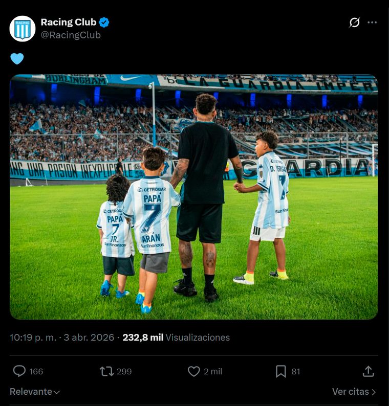 Racing subió una foto de Duván Vergara con sus hijos, los cuales lucían una camiseta que dice "Papá 7". Racing subió una foto de Duván Vergara con sus hijos, los cuales lucían una camiseta que dice "Papá 7".