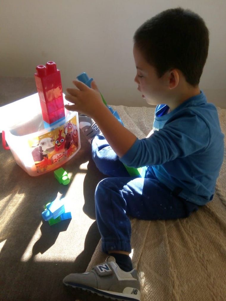 Gerónimo tiene seis años y aún no puede ir a la escuela integrada por las trabas impuestas por una prepaga Foto: Gentileza