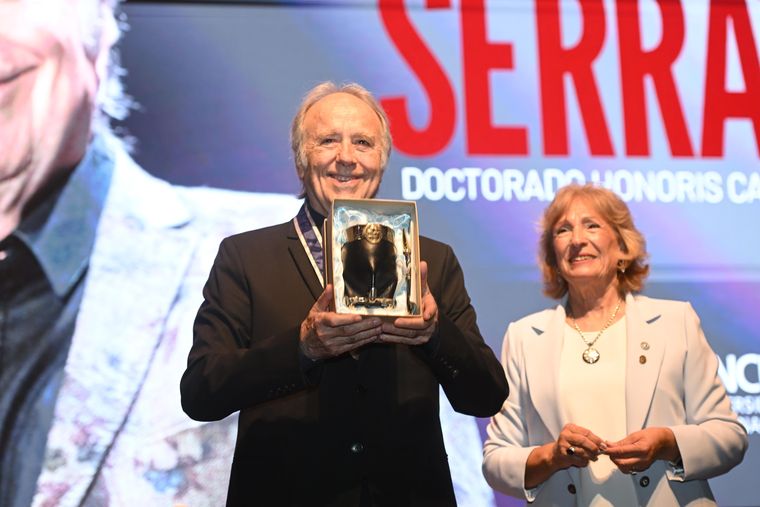 Serrat fue homenajeado en Mendoza. Serrat fue homenajeado en Mendoza.