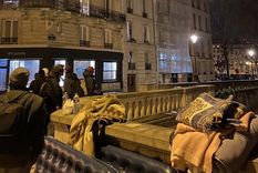 Jóvenes a la orilla del Sena fueron intimidados por la Policía: “Si no se van solos, serán expulsados por la noche”. Foto: X/@Utopia_56 Jóvenes a la orilla del Sena fueron intimidados por la Policía: “Si no se van solos, serán expulsados por la noche”. Foto: X/@Utopia_56