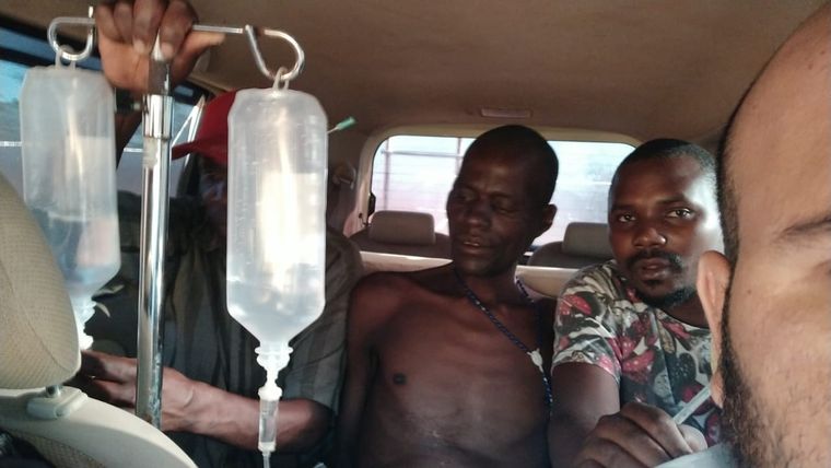 Un taxi se convirtió en una ambulancia improvisada y así se salvó la vida de un hombre