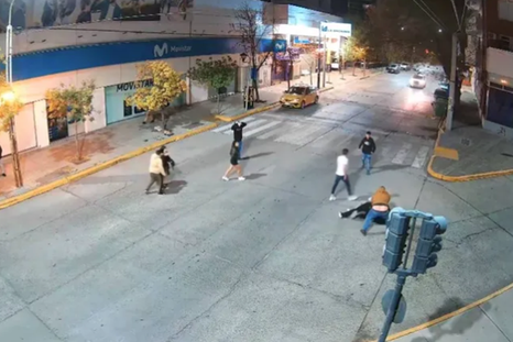 El enfrentamiento tuvo lugar en la intersección de las calles Brown y Juan B. Justo, en la capital de la provincia Foto: Gentileza X LM Neuquén El enfrentamiento tuvo lugar en la intersección de las calles Brown y Juan B. Justo, en la capital de la provincia Foto: Gentileza X LM Neuquén