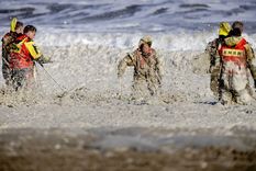La espuma complicó el trabajo de los servicios de búsqueda. EFE Foto: EFE
