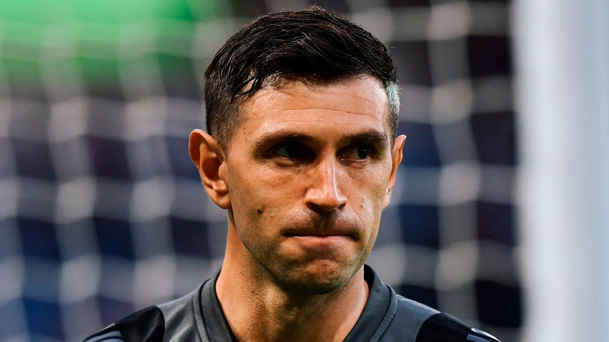 ¡Bombazo! El pase de Dibu Martínez al Manchester United se cayó: el exótico club al que podría ir