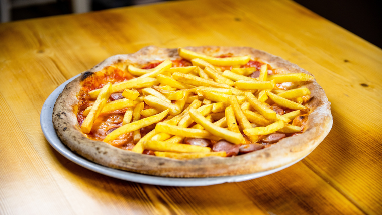 Esta pizza con papas fritas pasará a formar parte de las recetas que más te harán lucir