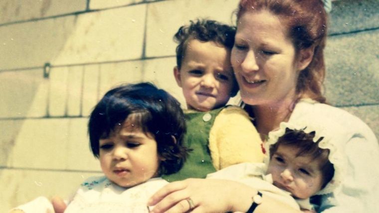 Una persona adoptada de Irán, que solicitó el anonimato, aparece aquí abajo a la izquierda cuando era niña en el medio oeste de EE.UU.