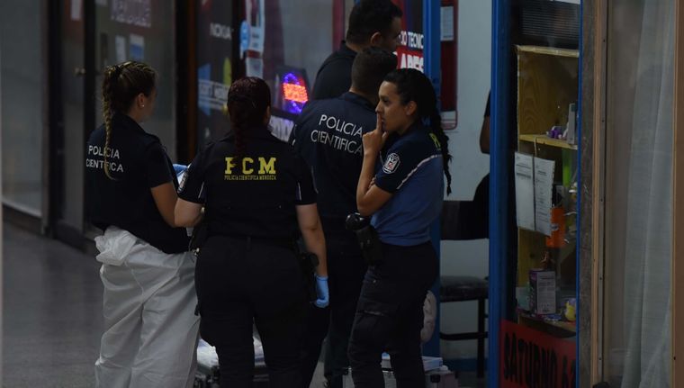 Policía Científica en la Galería Tonsa Foto: Walter Moreno/Mdz