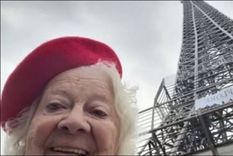 Piru pudo cumplir su sueño de conocer la Torre Eiffel, al menos su réplica en las sierras cordobesas. Foto: Captura de video.
