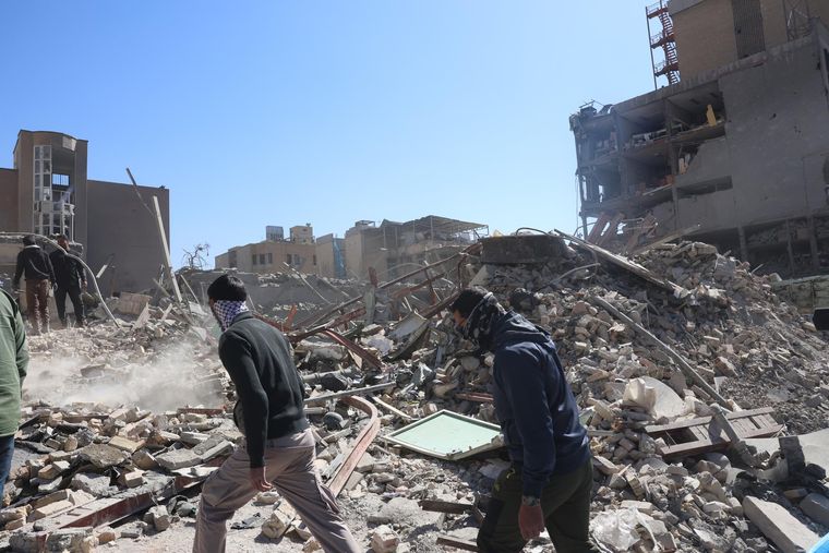 Búsqueda de bienes y sobrevivientes entre los escombros. Búsqueda de bienes y sobrevivientes entre los escombros.