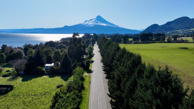 El pueblo se despliega frente al lago Llanquihue con vistas abiertas hacia volcanes y paisajes del sur. El pueblo se despliega frente al lago Llanquihue con vistas abiertas hacia volcanes y paisajes del sur.
