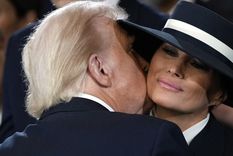 Jimmy Kimmel debate en público con Donald Trum y su esposa Melania Trump. Foto Efe
