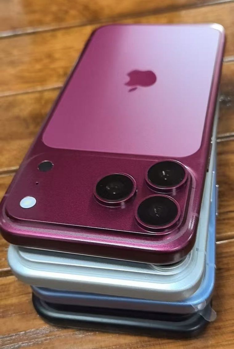 La corporación Apple coordina los detalles estéticos de sus dispositivos móviles tradicionales en vísperas del lanzamiento de su variante plegable. La corporación Apple coordina los detalles estéticos de sus dispositivos móviles tradicionales en vísperas del lanzamiento de su variante plegable.
