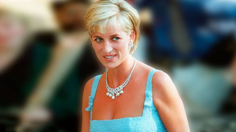 Lady Di fue la mujer más famosa de la década de 1980 y 1990 por su gran carisma y estilo para vestirse. Foto: Vanitatis - https://images.ecestaticos.com/rEnZK3EM3yBw3EXkSGhAxcjc3ko=/0x0:1684x913/1600x900/filters:fill(white):format(jpg)/f.elconfidencial.com%2Foriginal%2F253%2Fc7f%2Fb93%2F253c7fb9365b51d73d4b312bb5e5513a.jpg