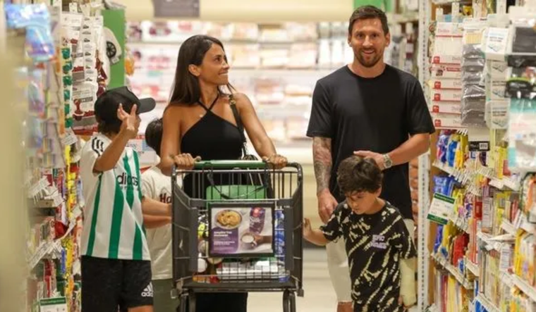 Lionel Messi y Antonela Roccuzzo aún no encontraron casa en Miami y siguen mirando el mercado inmobiliario. Foto: Backgrid