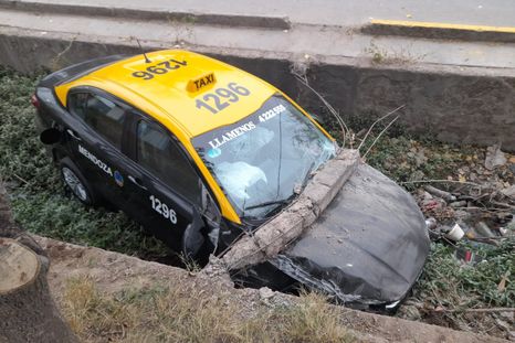 Un taxi cayó a un zanjón en Las Heras. Un taxi cayó a un zanjón en Las Heras.