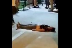 El joven sanjuanino quedó tendido en el suelo tras la golpiza que le dieron los patovicas