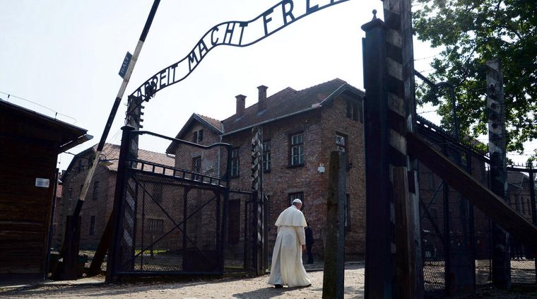 El papa Francisco, cuando visitó Auschwitz. Foto: Rfi.