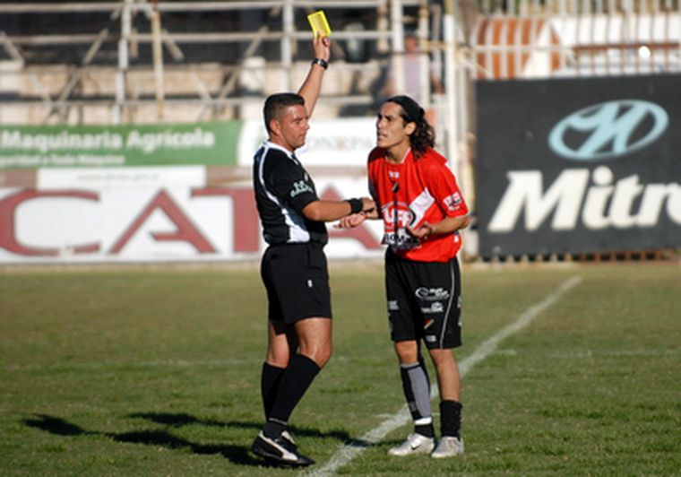 Marcos Quispe, jugador de Maipú, recibió una amarilla del árbitro Villaba. Foto: Nacho Gaffuri / MDZ