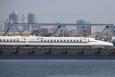 La prueba del tren bala Shinkansen corre entre las estaciones de Shinagawa y Shin-Yokohama el 25 de junio de 2018 en Kawasaki, Kanagawa, Japón. La prueba del tren bala Shinkansen corre entre las estaciones de Shinagawa y Shin-Yokohama el 25 de junio de 2018 en Kawasaki, Kanagawa, Japón.