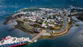 Hornopirén es un pueblo del sur de Chile donde el mar y la montaña se encuentran en un mismo paisaje. Hornopirén es un pueblo del sur de Chile donde el mar y la montaña se encuentran en un mismo paisaje.