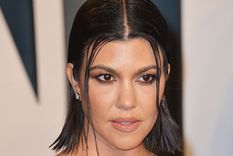 Kourtney Kardashian deslumbró al mostrar su embarazo posando solo con un velo transparente.