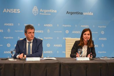 MDZol | El ministro de Economía Sergio Massa anunció este martes los créditos a jubilados junto a la titular de la Anses, Fernanda Raverta. Foto: Télam