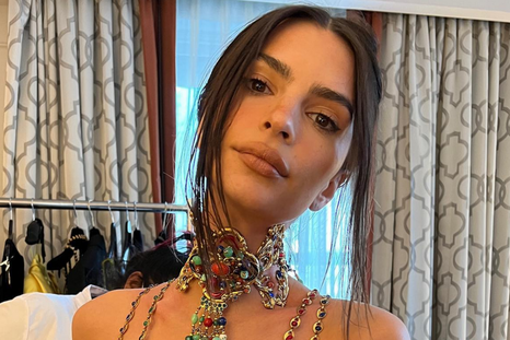 Emily Ratajkowski nos deslumbra una vez más con sus acertadas elecciones al momento de vestirse. Foto: Instagram: emrata