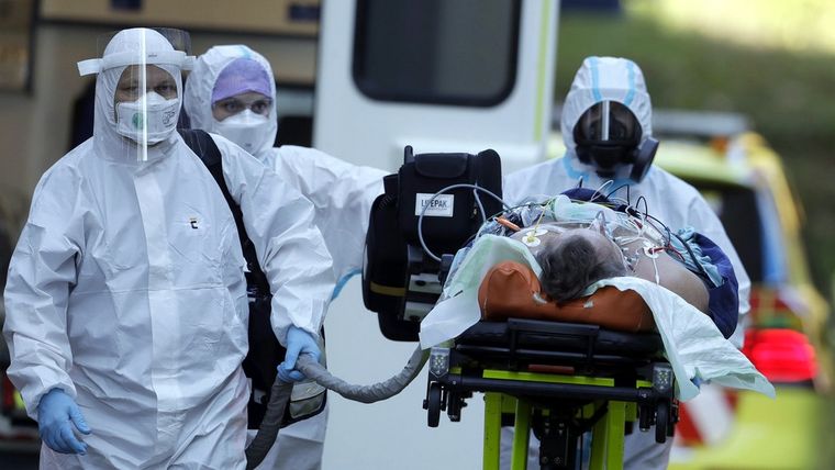 Traslado de un paciente con covid-19 a un hospital de Praga (República Checa). Foto: RT