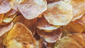 Es importante limpiar las papas con un cepillo, cortarlas con la mandolina y salarlas una vez que están cocidas porque sino se ablandan.