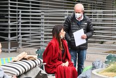 Los padres de Guliana Lucoski estuvieron toda esta semana en la explanada del Central esperando novedades sobre la salud de su hija. Foto: ALF PONCE MERCADO / MDZ