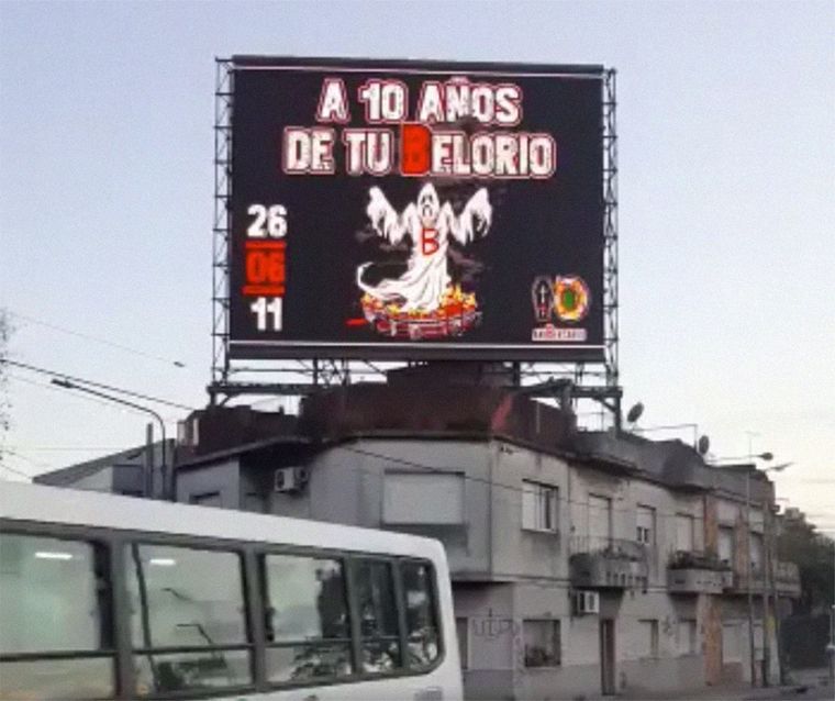 Una de las pantallas, en Tres de Febrero, puede verse desde la General Paz